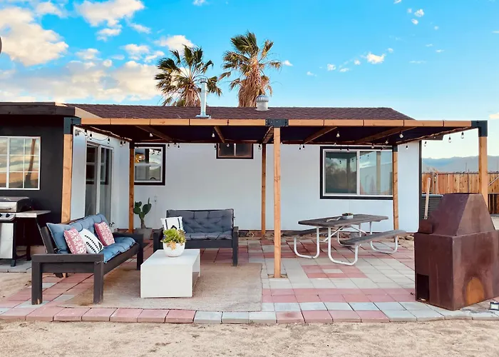 Twin Palms Desert Getaway - Jacuzzi, Fire Pit, Meditation Room & More