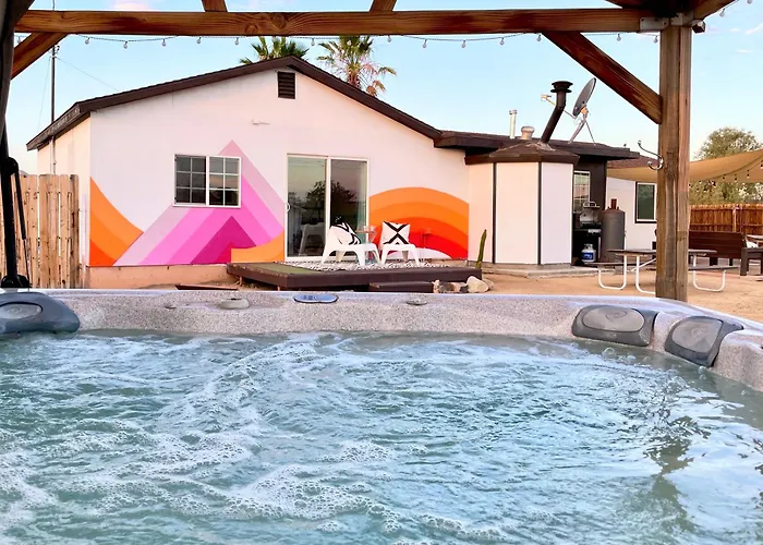 Twin Palms Desert Getaway - Jacuzzi, Fire Pit, Meditation Room & More